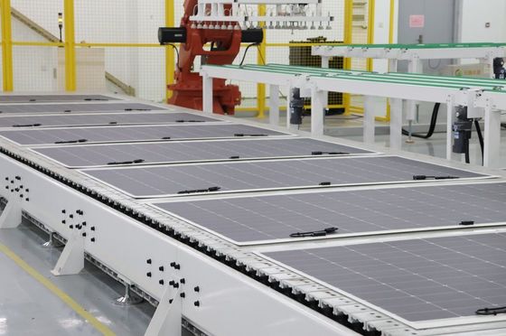 Température de fonctionnement nominale de 44 degrés Le panneau solaire noir génère de l'électricité pour l'appareil d'ombrage solaire