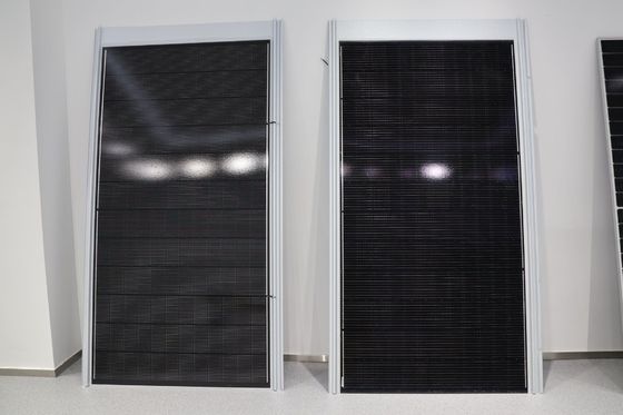 Modules solaires BIPV en acier plat noir avec tension de circuit ouvert 48,65 V et puissance maximale de 530 W