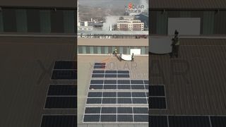 Comment les modules flexibles sont-ils « collés » sur des toits courbes ? Voyez-le clairement en un seul plan continu.