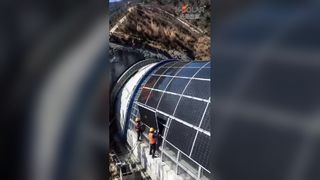 Des modules flexibles permettent au tunnel de produire sa propre électricité
